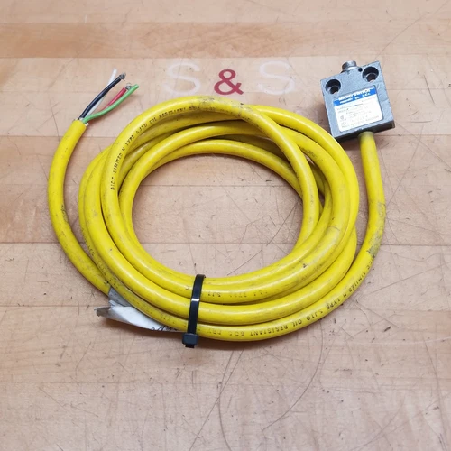 Honeywell 914CE1-9 Limit Switch, 5A-250 Vac, 1/10Hp - USED