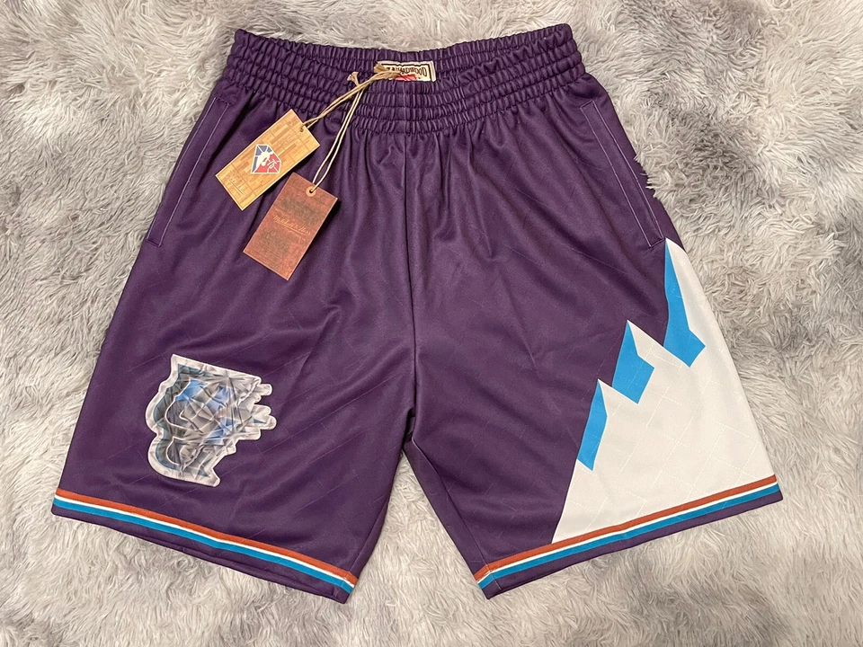 Pantalones Cortos Para Hombres Mitchell & Ness NBA Swingman Utah Jazz 1996 Madera Dura Mediana Clásica Foto 2 de 4