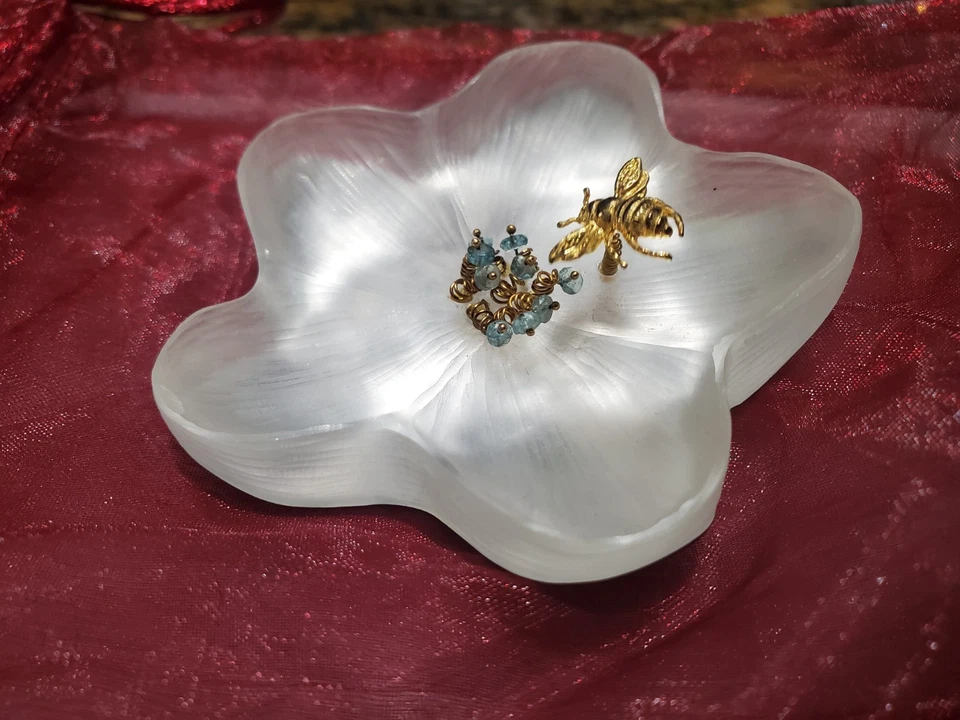 Broche Alexis Bittar Auténtico Flor Cristal Lucite -Blanco 2.75”- Abeja en Movimiento Foto 2 de 4