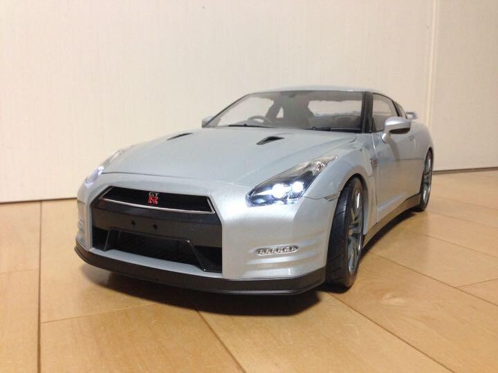 DeAgostini 1/8 NISSAN R35 GT-R with All Magazines vol.1-100 