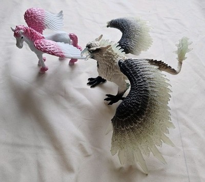 Schleich Eldrador Ice Griffin and Pink Pegasus Figurines Toys Dungeons & Dragons