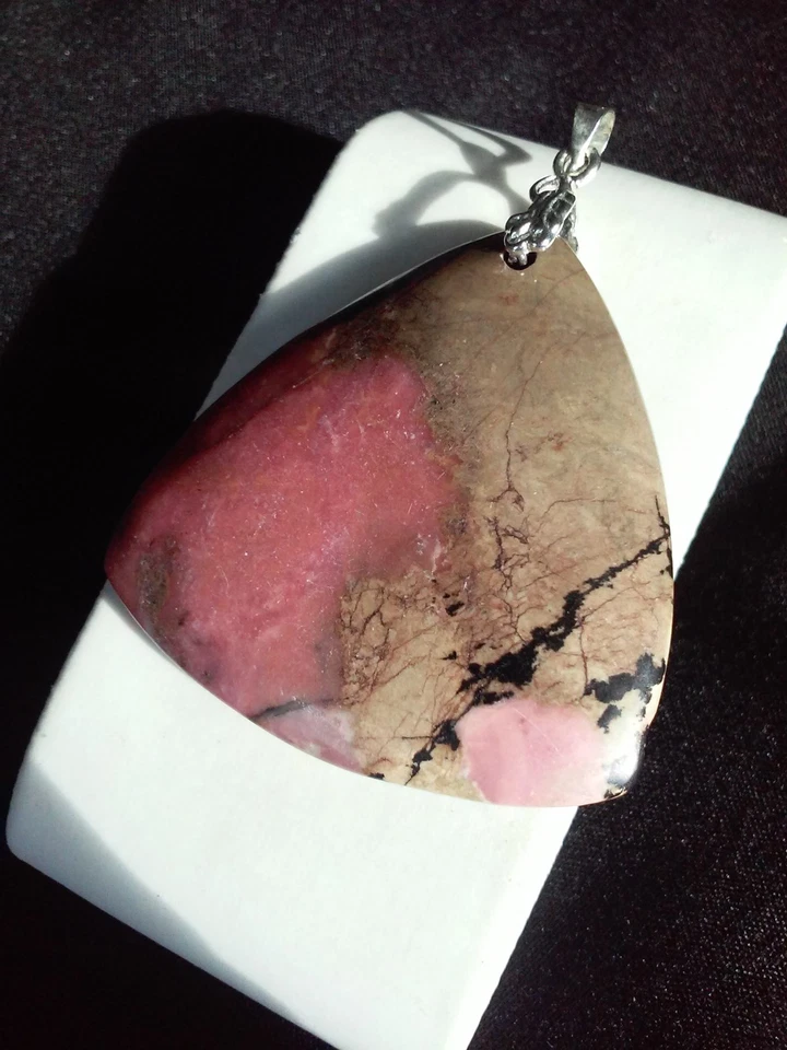 Colgante enchapado en oro blanco de 18 quilates de trillón de rodonita natural - 24,2 gramos Foto 3 de 4