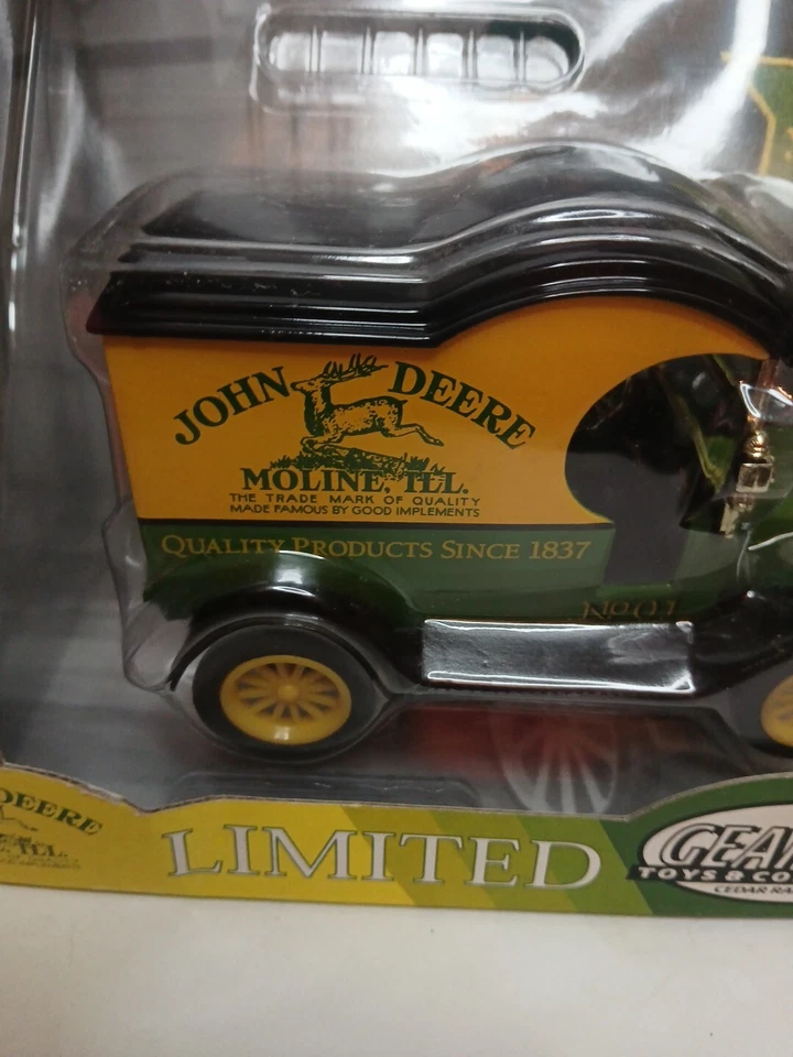 Caja de cambios John Deere 1912 Ford Modelo T Coche de reparto y bomba de gasolina Wayne de los años 20, 1/24 Foto 2 de 4