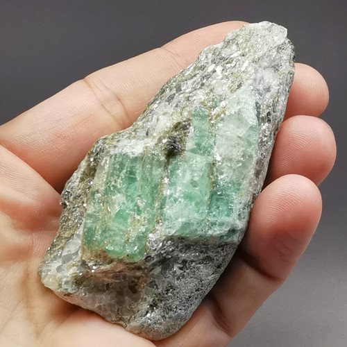 Esmeralda 685 quilates / 137 g con matriz / Malyshevo, Rusia / Espécimen de gema de cristal áspero - Imagen 8 de 24