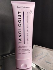 TANOLOGIST - Hydrating Gradual Tan Lotion for Medium to Dark Skin Tones