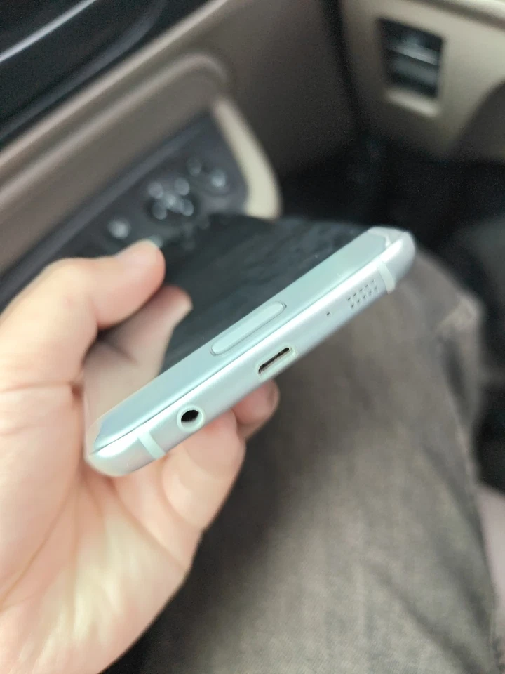  Samsung Galaxy S7 edge SM-G935A - 32GB - Silver  - Image 4 of 4