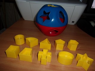 Tupperware shape o ball complete w/ 10 shapes GUC