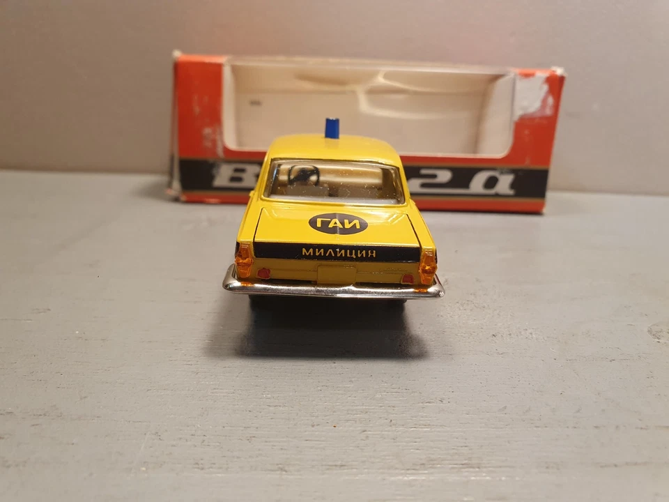 Voiture Police Volga Gaz 24 URSS 1/43 - Photo 4/4