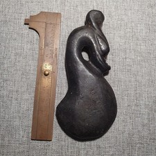 Antikes handgeschnitztes Jade-Amulett: Mystische Tierperle aus schwarzem Stein