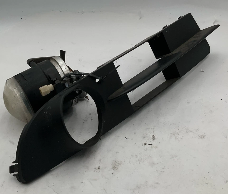 Faro antiniebla BMW 530i 2004-2007 con moldura lado derecho del pasajero OEM Foto 2 de 4