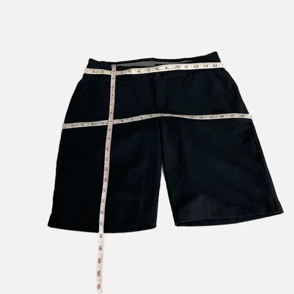 Under Armour Women’s Fitted Shorts Size 4 HeatGear Black Flat Front Pockets Golf thumbnail 9