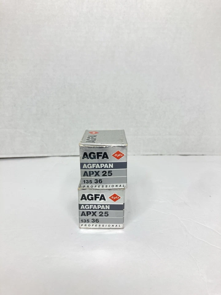 2 rollos de película Agfa APX 25 35 mm blanco y negro 36 exposiciones - caducado 07/1994 Foto 2 de 4