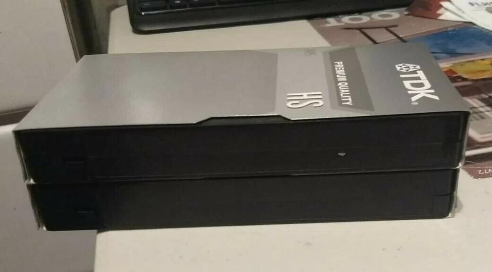 Lote de 2 Cintas TDK T-160 Calidad Premium HS Blanco VHS 8 HRS Paquete Gris NUEVO Foto 4 de 4