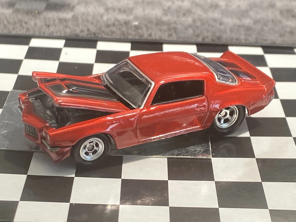 Chevrolet Camaro RS 1970 1/64 rojo con rayas negras neumáticos de goma M15 Foto 4 de 4