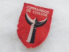Un insigne tissu militaire " Commandos de Chasse ".