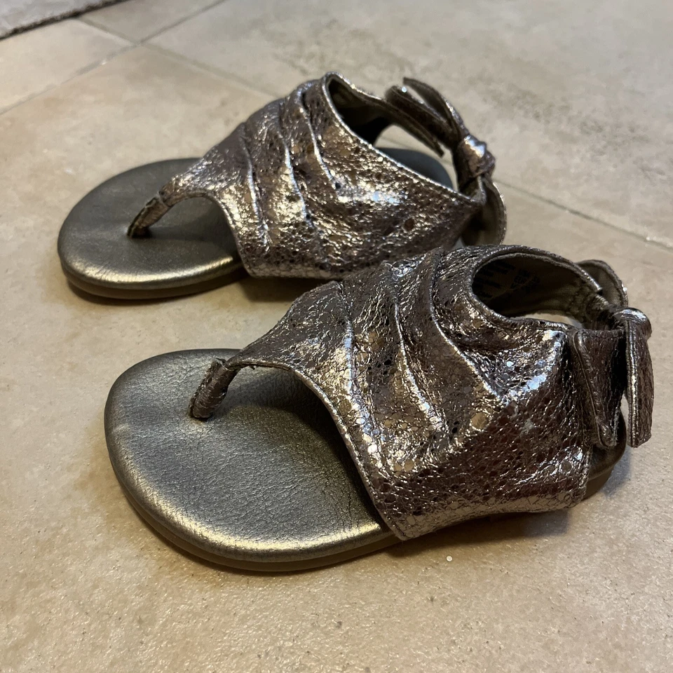Sandalias elegantes para niñas pequeñas talla 5 1/2 estaño dorado brillante Foto 3 de 4
