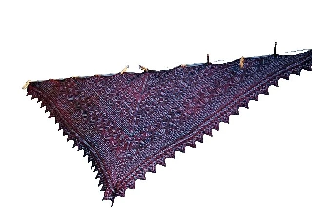 Tejer patrones de chales contemporáneo