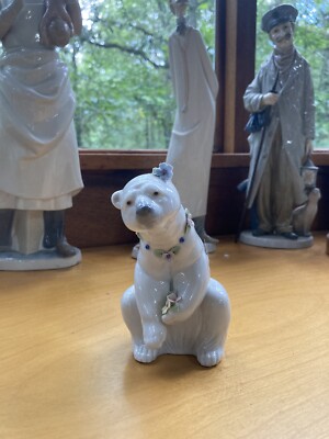   ポーラーベア フィギュリン 置物 LLADRO RESTING POLAR BEAR WITH FLOWERS 1997-01 PORCELAIN FIGURINE