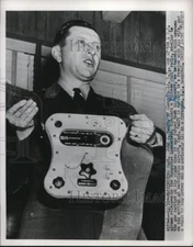 1952 Press Photo Freed by Hungarian Reds, John Swift displays his "Gibson Girl"