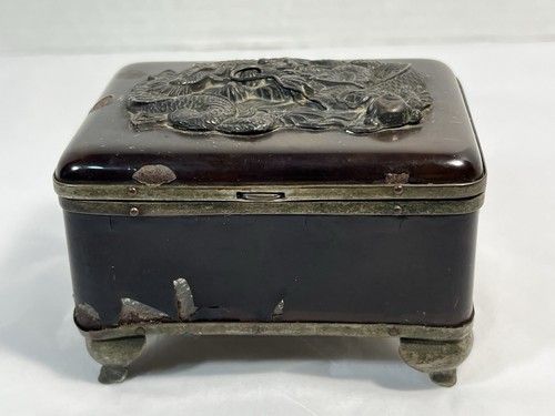 Antigua caja de baratija japonesa con patas de laca marrón de 1900 con dragón de metal en tapa - Imagen 3 de 16