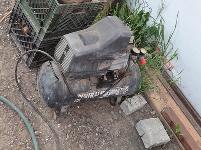 Central Pneumatic 2 Horsepower 8-Gal 125 PSi Cast Iron Air Compressor