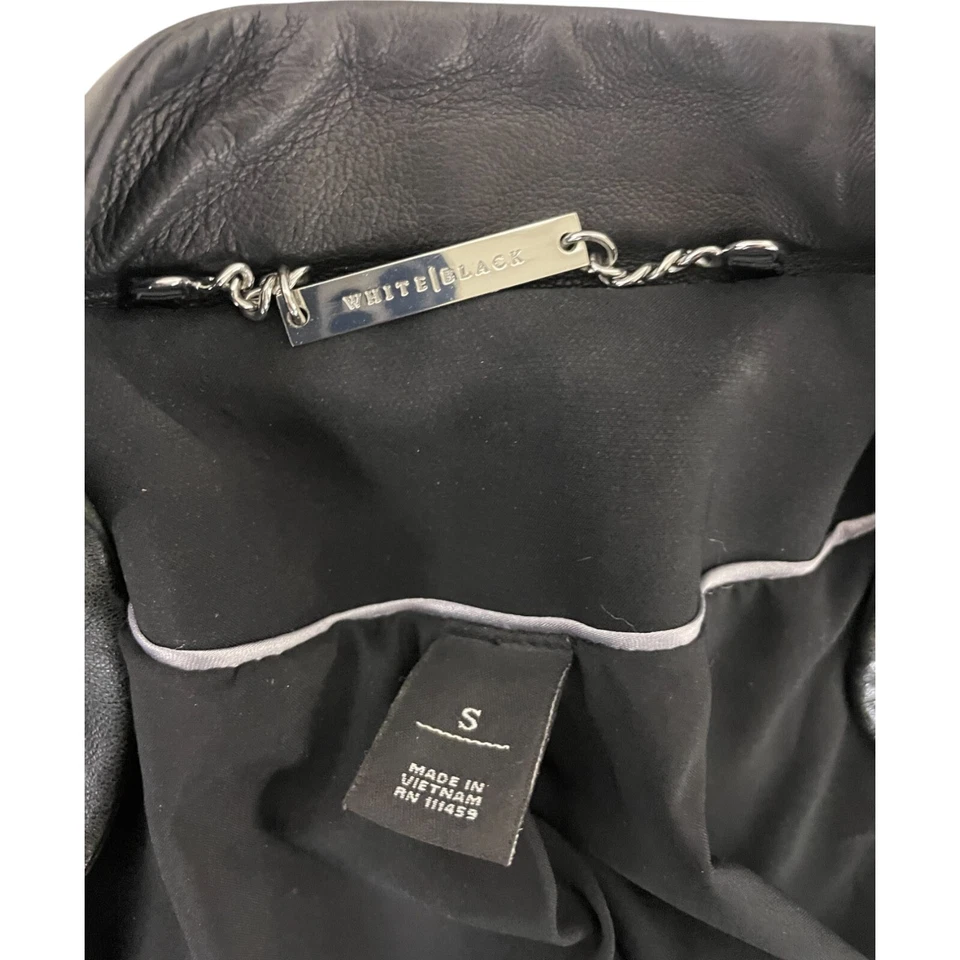 Женская кожаная куртка White House Black Market размер Small черная с оборками на молнии - Изображение 3 из 4