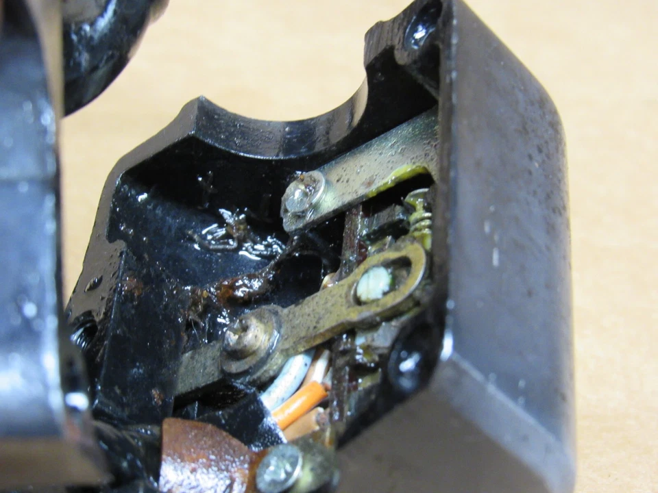 Honda CB550K 1976 controles laterales izquierdos bocina alta baja Foto 2 de 4