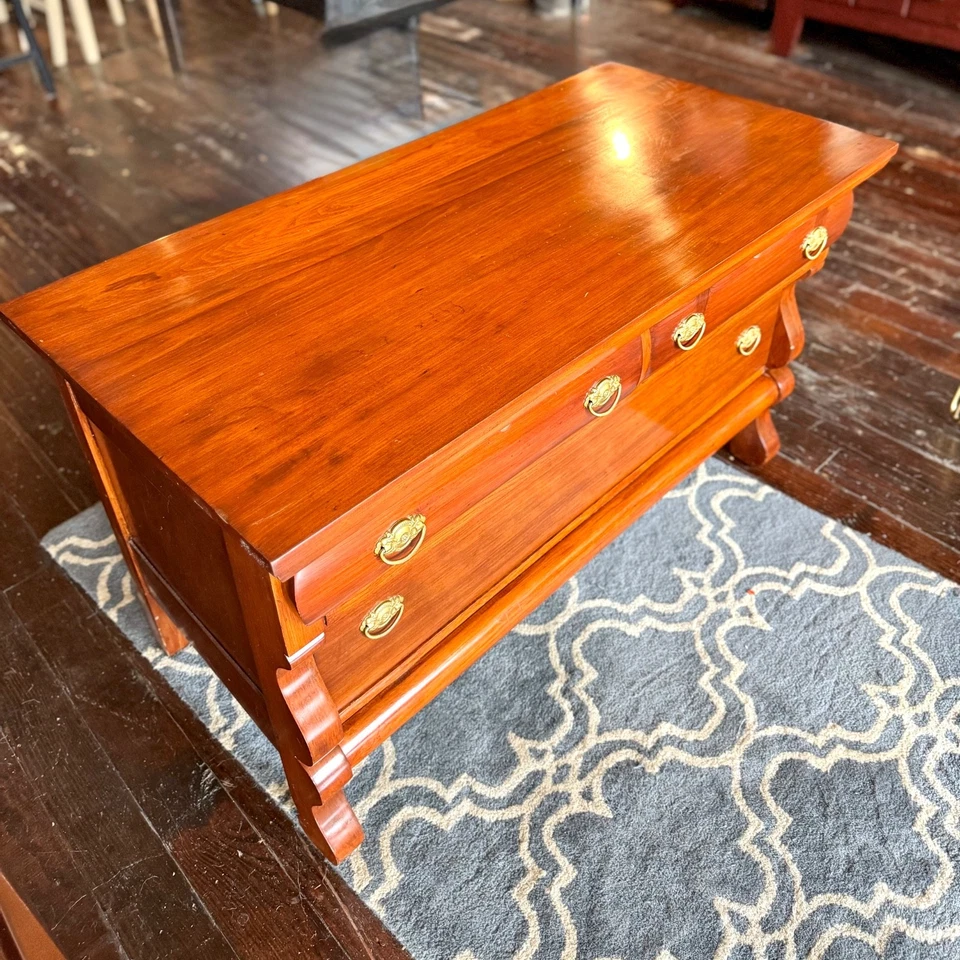 Antigo Império Cereja Sólida Revival Baú Cobertor Armazenamento Feito nos EUA 1940 Latão - Imagem 2 de 4