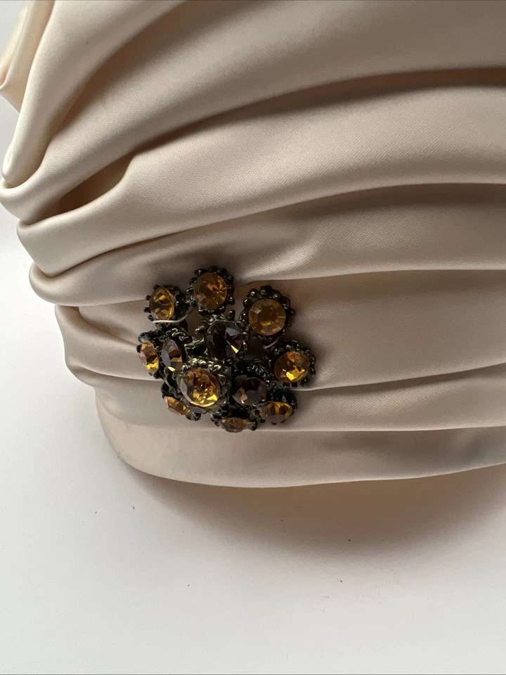 De Colección Marfil Satén Turbante Estilo Sombrero Con Disfraz Citrino Broche Detalle Hecho en Unión Foto 2 de 4