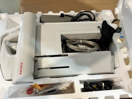Singer Quantum Futura CE-200 Computerized Sewing/Embroidery Machine New Open Box - Picture 14 of 17