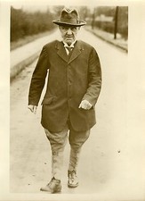 "Le jockey John FAULKNER à 104 ans en 1932" Photo originale G. DEVRED / Agce ROL