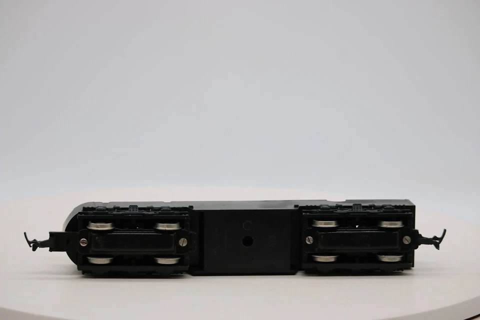 HO SCALE LOCOMOTIVE FRAME WITH INTERIOR PARTS. NO SHELL. - Image 2 of 4