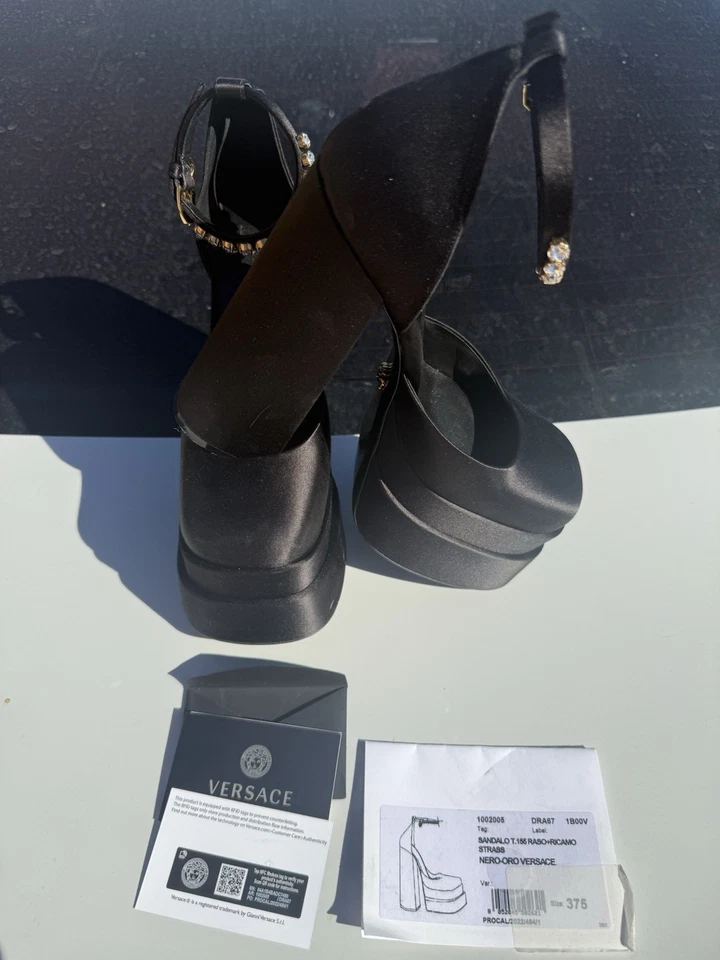Versace Aevitas Plataforma Bombas EU 37/US 7 Negro Satinado Zapato Cristal Nuevo en Caja $1,575 Foto 2 de 4