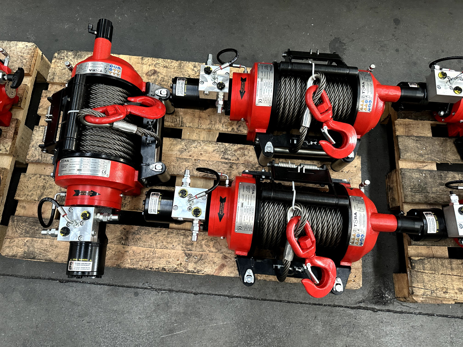 18.000 LBS Hydraulic Winch Including 82 ft Steel Cable  and Hook