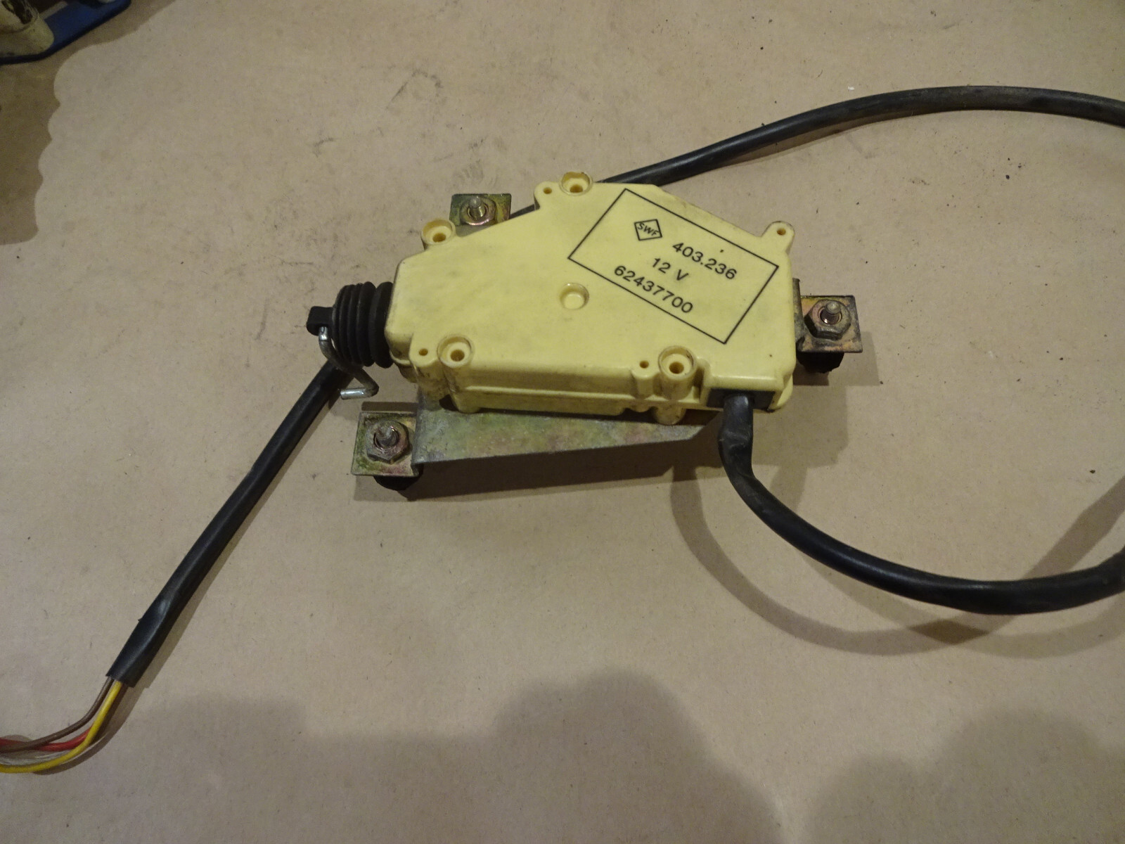 Ferrari 208, 328, Mondial t - RH Central Door Lock Device/Actuator P/N 62437700