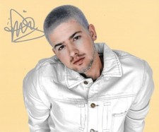 * TRAVIS MILLS * signed 8x10 photo * GIRLFRIENDS * T-MILLS * 4