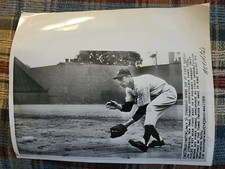 JOE DIMAGGIO 1950 FIRST BASE MLB BASEBALL PHOTO NEW YORK YANKEES RANGERS METS 