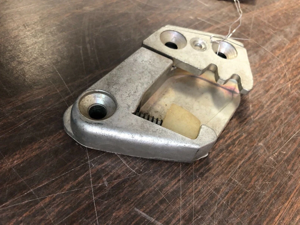 1961 1962 OLDSMOBILE F85 RH PORTA FRONTAL STRIKER NOS 319 - Imagem 2 de 4