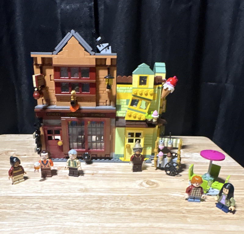 LEGO Harry Potter Hogsmeade Village Visit 76388 851pcs Age 18+