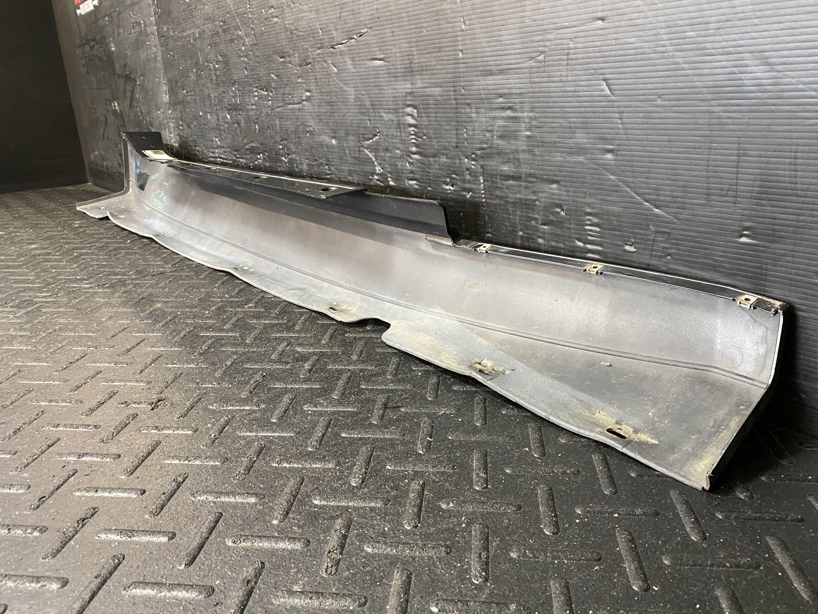 08-10 MASERATI GRANTURISMO DRIVER LEFT LH ROCKER TRIM MOULDING GRAY 672