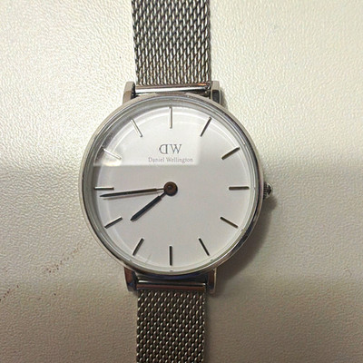 Daniel Wellington Classic Petite Quarz Analog Milanaise Edelstahl silber/weiß