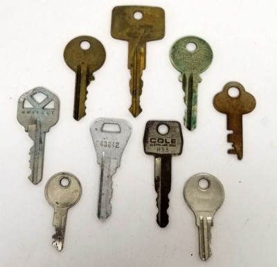 Lot of 9 VINTAGE Random Misc Keys Crafts projects unique