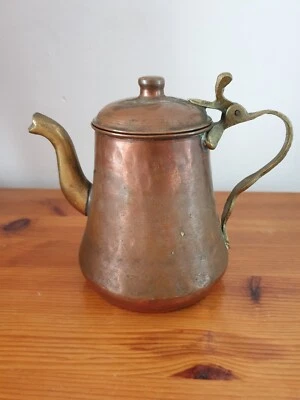 ancienne théière en cuivre et laiton de décoration Afrique du nord - Photo 1/4