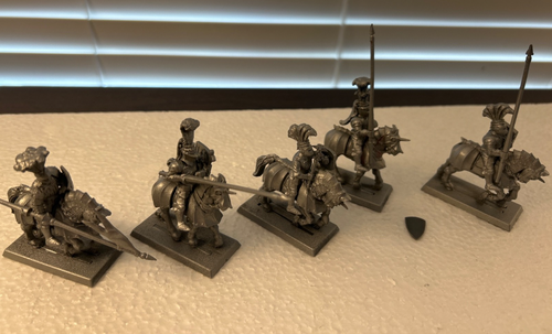 Lot Warhammer VF – Bretonnian Command Group – Old World – Non Monté Non Peint