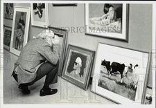 1987 Press Photo Daniel Green takes a close look at one of the entries
