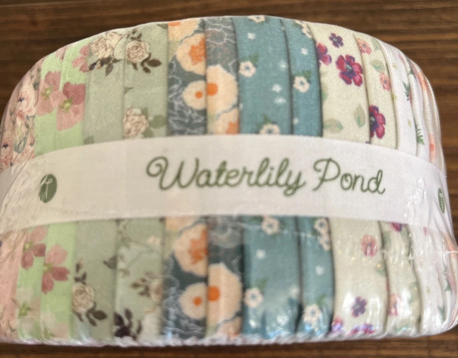 Tinyspool & Co Jelly Roll Quilting Fabric Waterlily Pond Floral 40 Precut Strips - product detail image 7