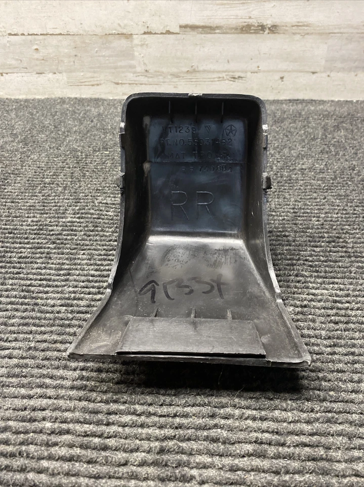 NUEVO OEM Mopar Protector de parachoques trasero derecho 04741100 Grand Cherokee Wagoneer 1993-1996 Foto 3 de 4