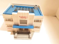 0/027 BUILDING - VINTAGE PLASTICVILLE HOSPITAL KIT W/FURNITURE INSERT- S31DD