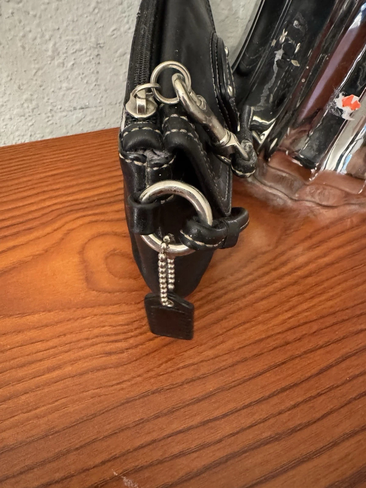 Autentico braccialetto COACH Legacy Capacity in pelle nera chiusura girevole tasca zip superiore