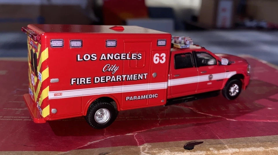 Kitbash 1/64 Ram 5500 Los Angele City Fire Department Rescue Paramedic Ambulance - Image 2 of 4